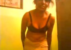 في محادثة عربيسكسي على الهاتف مع صديقها